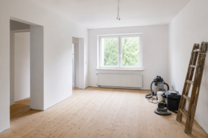 Leeres Zimmer in St. Ingbert in der Renovierungsphase mit frischen Wänden und Werkzeug