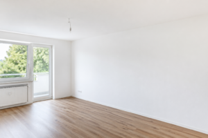 Frisch sanierte und gestrichene Decke nach Wasserschadensanierung in Saarbrücken