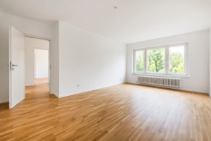 Frisch renoviertes Wohnzimmer mit neuem Parkettboden und weißen Wänden in Neunkirchen