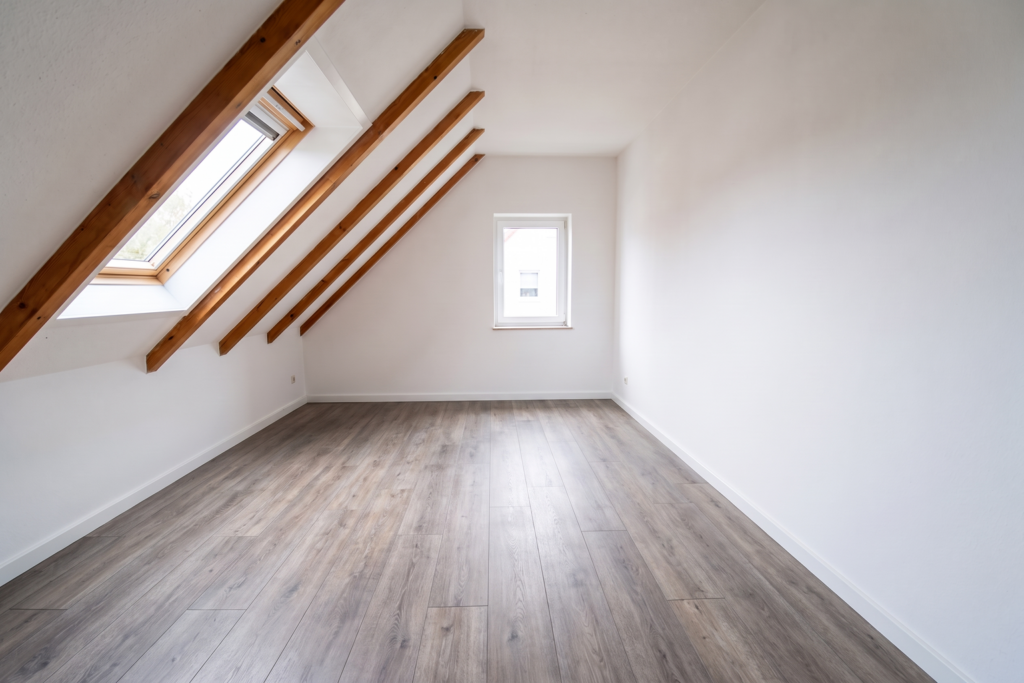 Dachgeschosszimmer im Saarland nach der Renovierung — Vinyl-Designboden in Eiche grau durch Thomas Jung